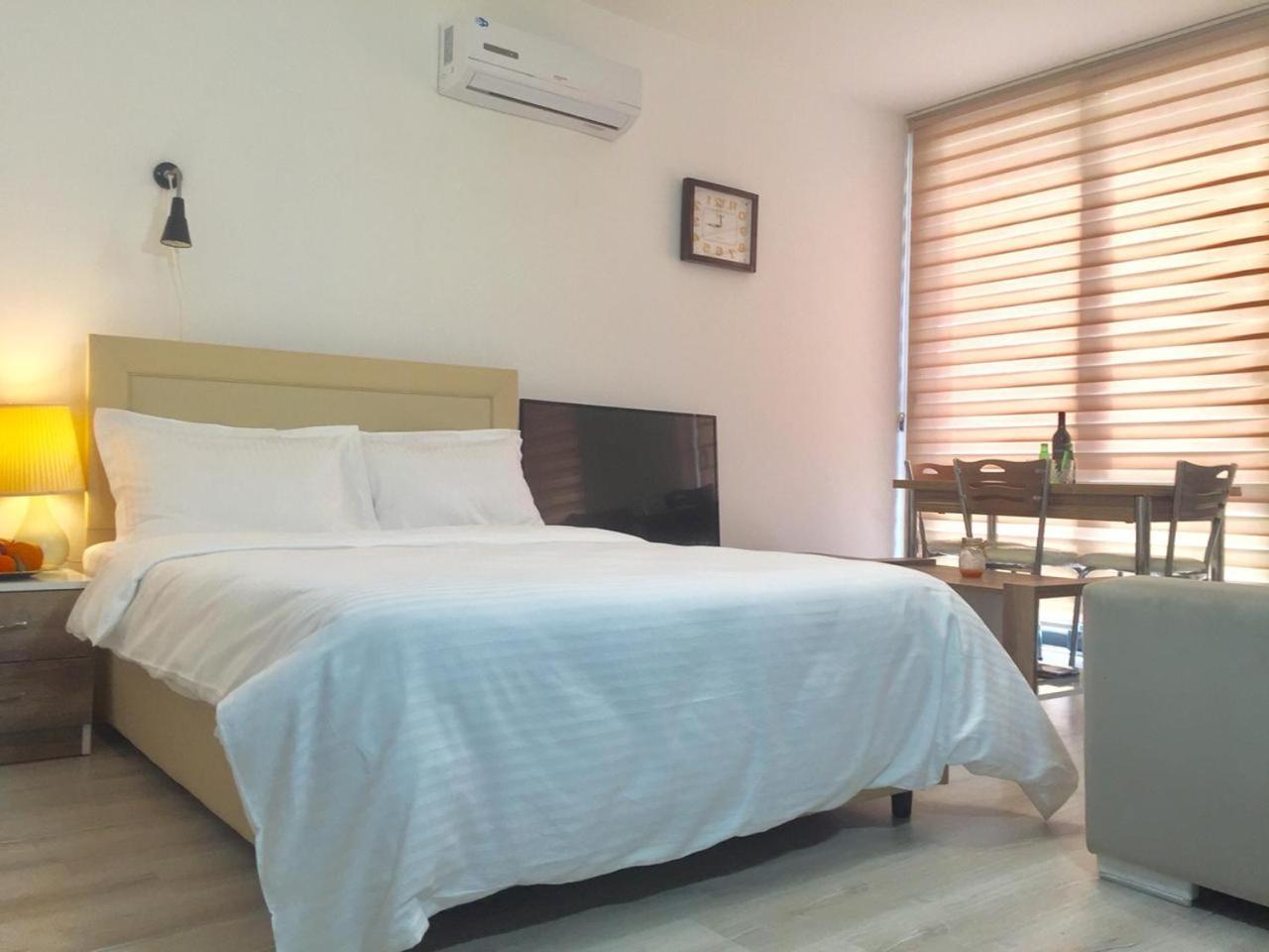 Uptown Holiday App & Pool Daily Rental Contactless Check In & Check Out Famagusta  Phòng bức ảnh